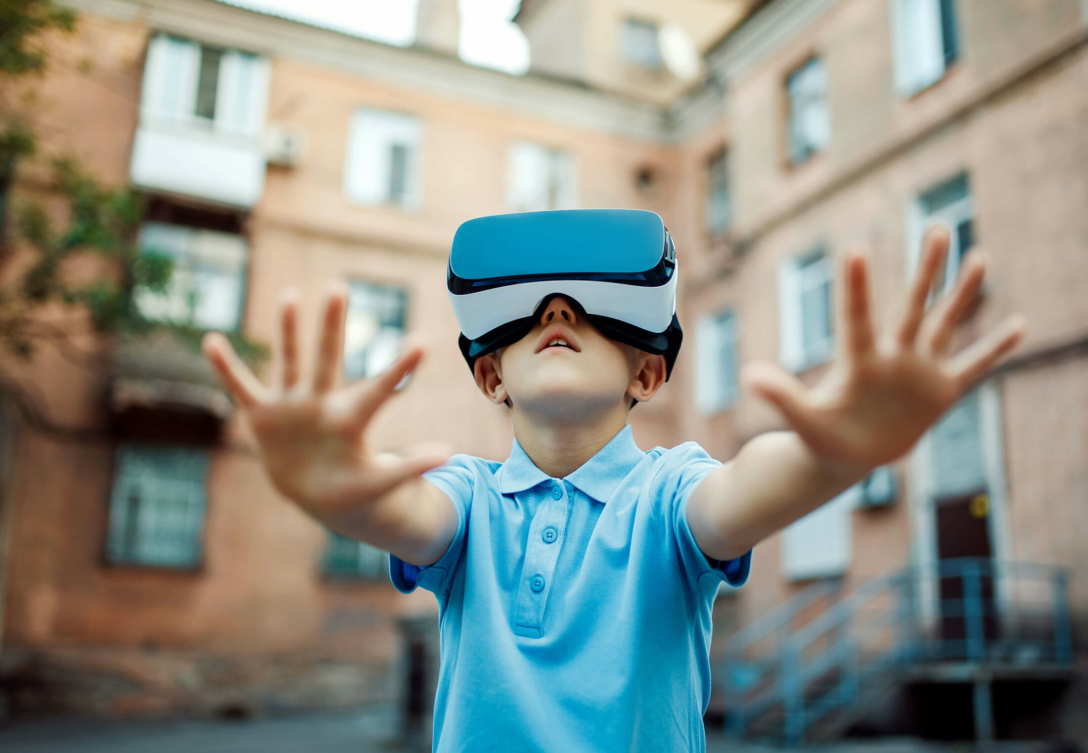 Kind mit VR-Brille