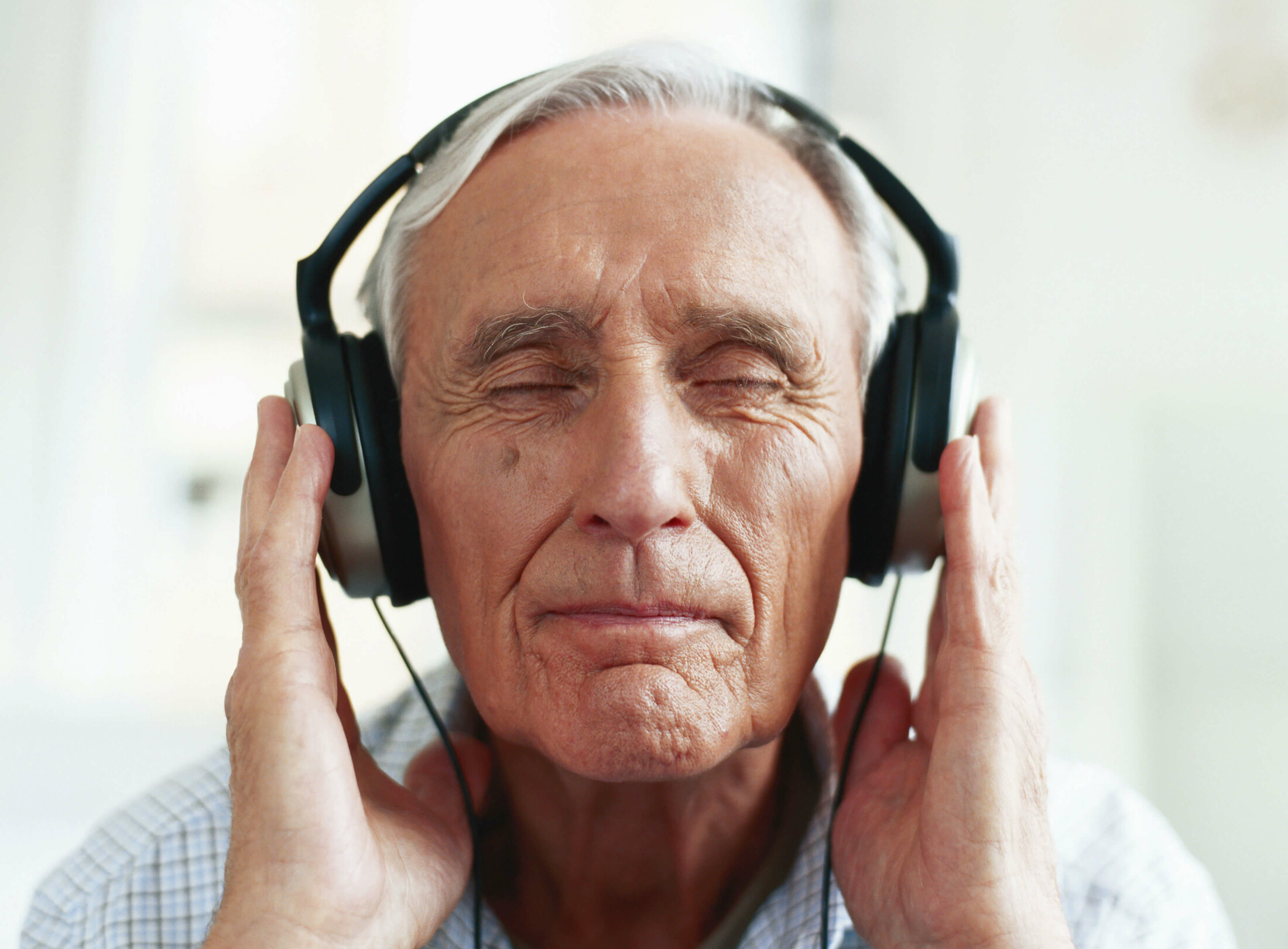 Alter Mann mit Kopfhörer