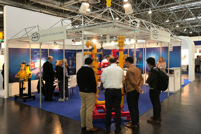 Messestand-Gestaltung Valve World 2016 Besucher des Albrecht-Automatik Messestandes, auf der Valve World 2016