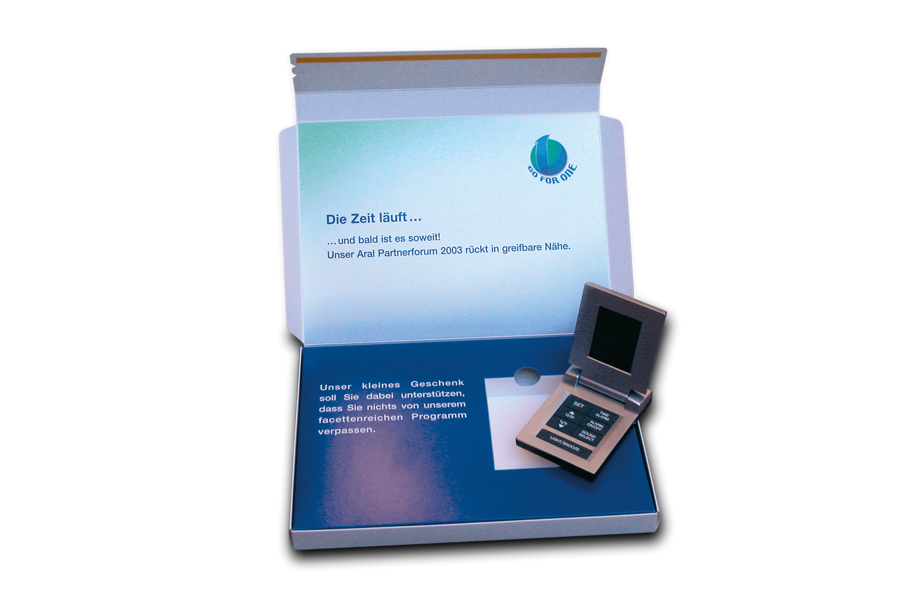 Stufe 1 des Einladungsmailings für ARAL „GO FOR ONE“ 1. Mailing-Box mit inliegendem Wecker