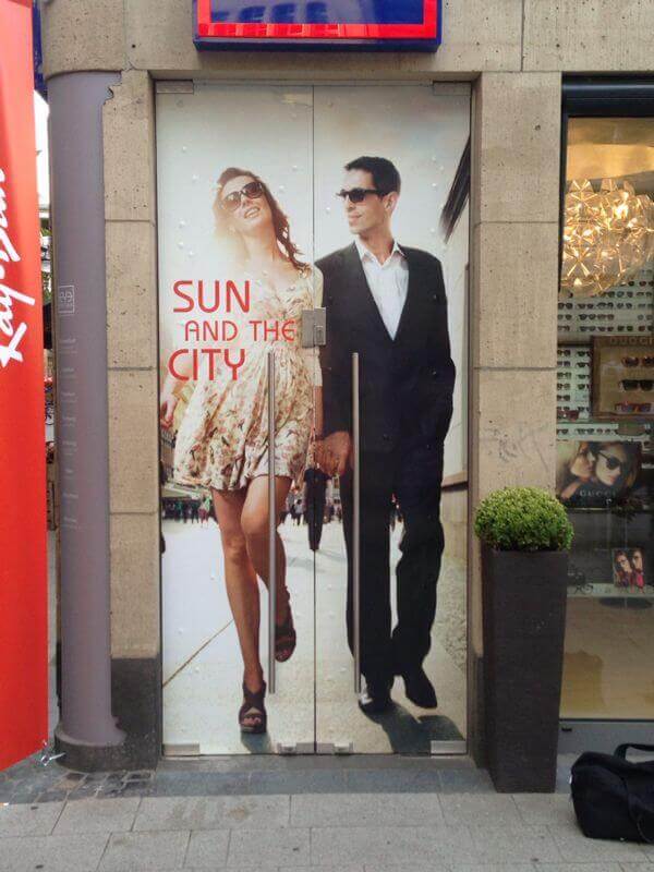 EYE CATCHER "Sun and the City"-Aktion EYE CATCHER saisonale Schaufensterbeklebung