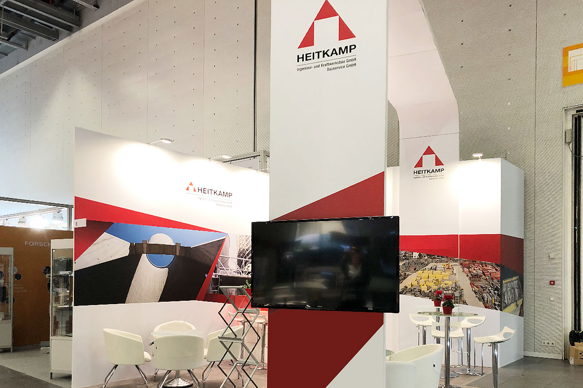 Frontale Ansicht des Heitkamp Industrial Solutions Messestandes – Deutscher Bautechnik Tag 2019