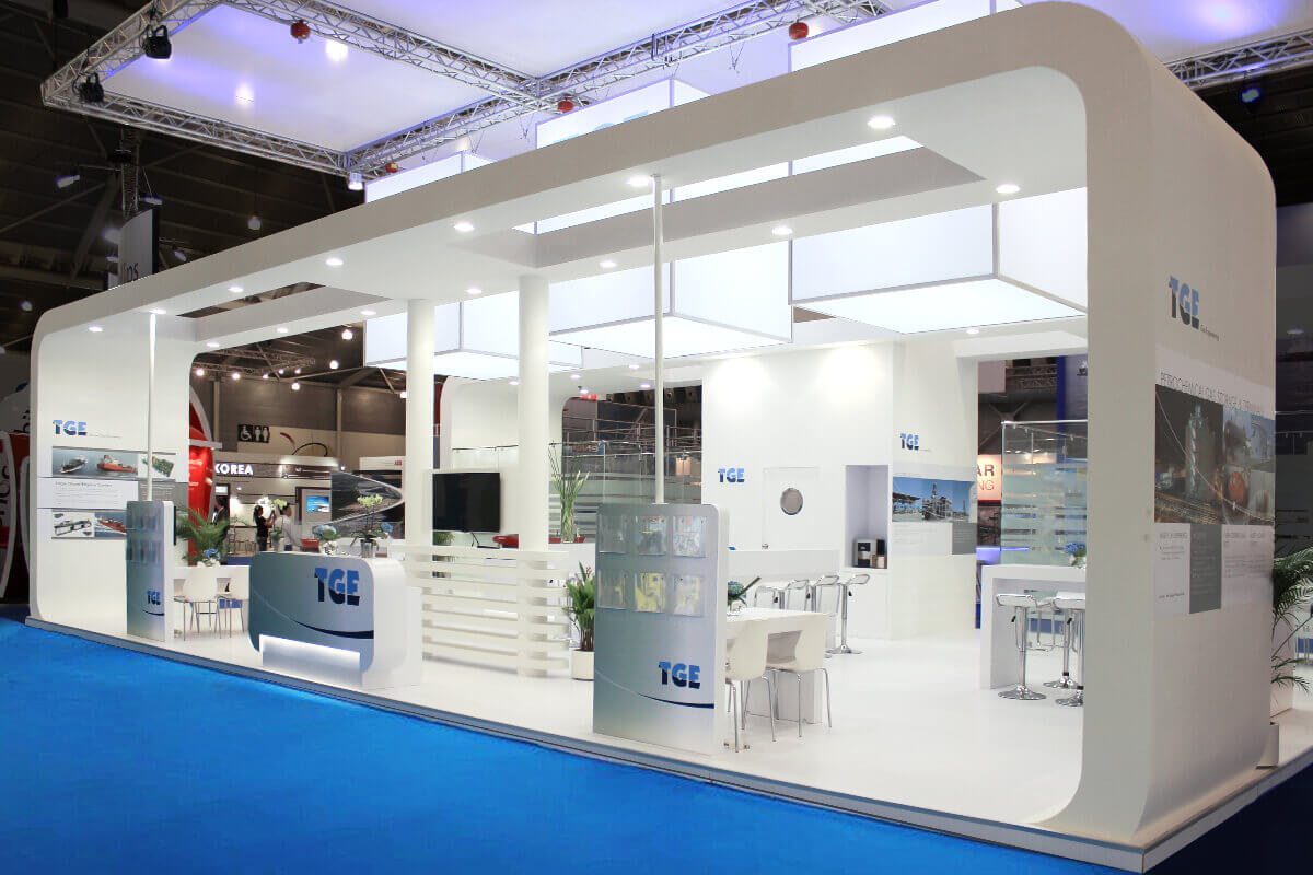 TGE Messestand – Gestaltung und Umsetzung auf den Punkt Frontale Ansicht des Messestandes der TGE auf der Gastech 2015