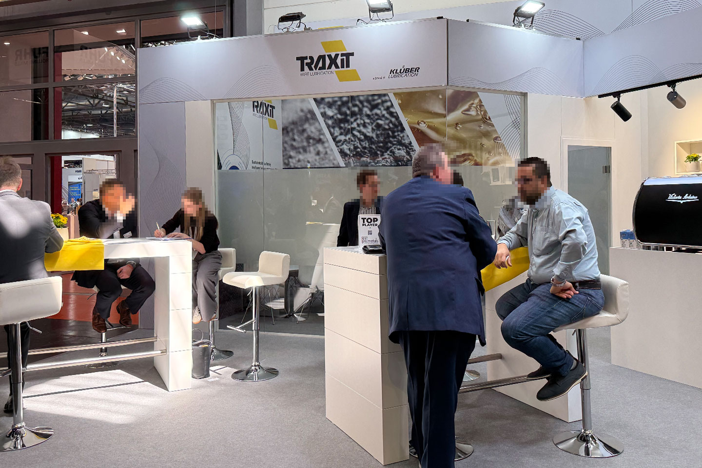 Frontale Ansicht des Traxit Messestandes auf der Wire 2026